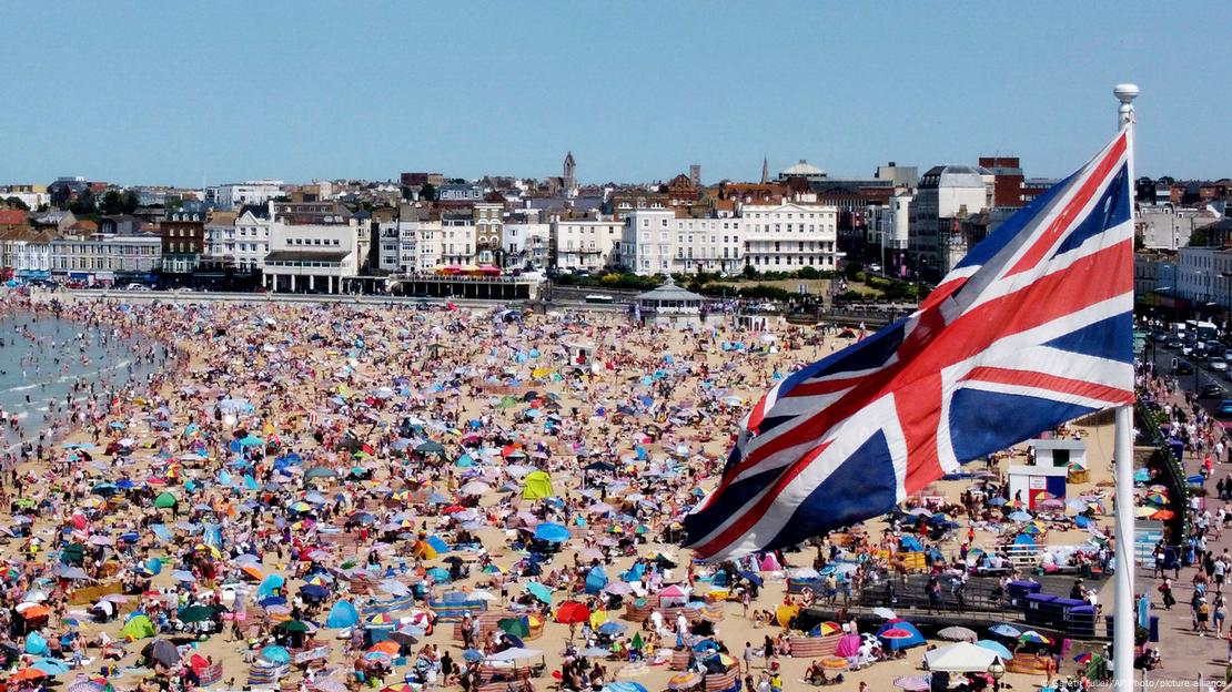 Praia lotada no Reino Unido