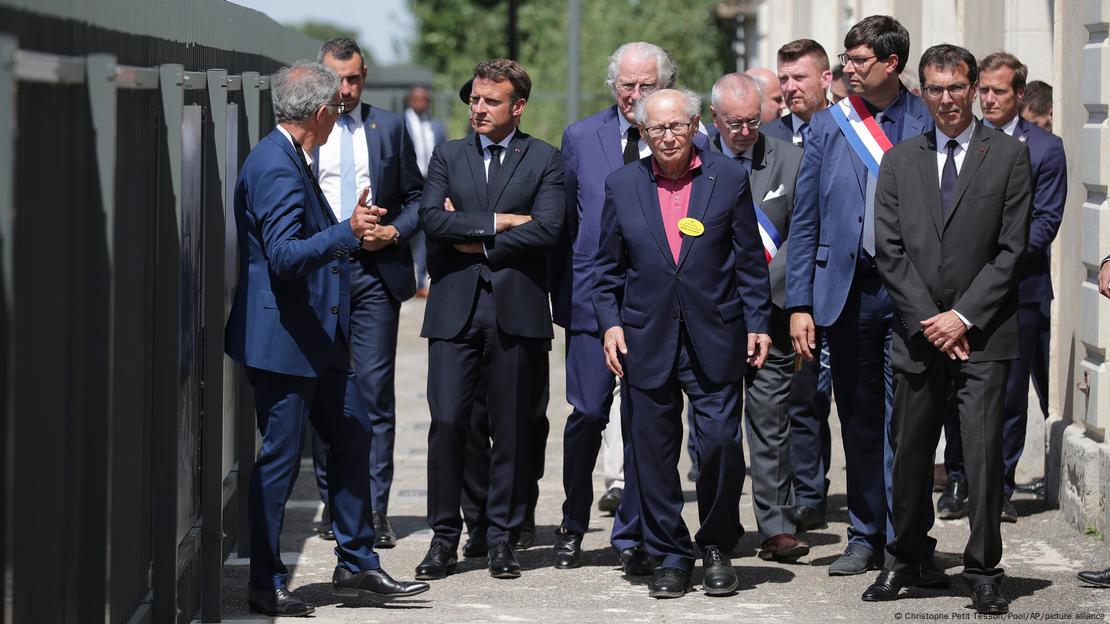 Frankreich | Emmanuel Macron besucht die Shoah Gedenkstätte in Pithiviers