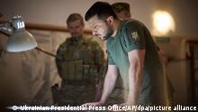 Das vom Pressebüro des ukrainischen Präsidenten zur Verfügung gestellte Foto zeigt, Wolodymyr Selenskyj, Präsident der Ukraine, der bei einem Besuch in der vom Krieg betroffenen Oblast Dnipropetrowsk an einem Tisch steht. +++ dpa-Bildfunk +++