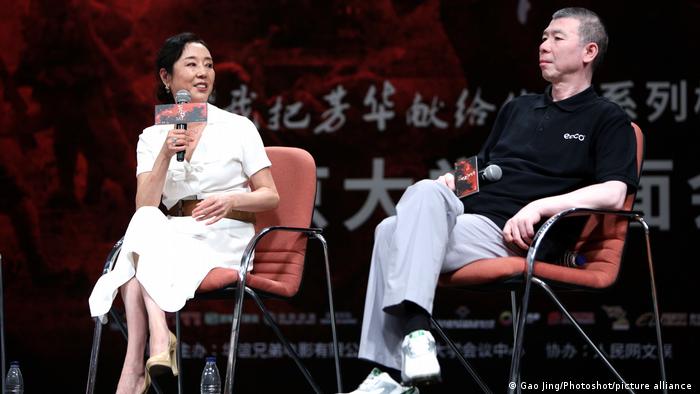 严歌苓曾经是中国娱乐圈顶层的座上宾 和包括冯小刚（右一）在内的一线导演合作密切（摄于2017年9月18日北京）