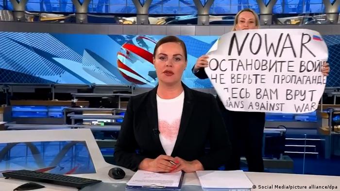 Protest gegen den Ukraine Krieg von Journalistin Owssjannikowa im russischen TV