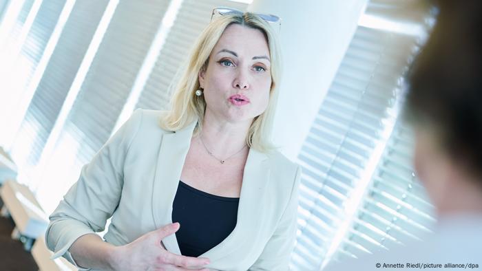 Marina Owsjannikowa während eines Interviews