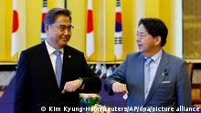 Park Jin (l), Außenminister von Südkorea, und Yoshimasa Hayashi, Außenminister von Japan, stoßen vor ihren Gesprächen die Ellbogen aneinander. Park ist vom 18. bis 20. Juli in Japan, um über die bilateralen Beziehungen und die Situation auf der koreanischen Halbinsel zu beraten. +++ dpa-Bildfunk +++