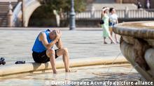 Ein Mann kühlt sich im zentralen Brunnen auf der Plaza de España in Sevilla ab. In 16 der insgesamt 17 Autonomen Gemeinschaften Spaniens sollte am Donnerstag weiterhin Hitzealarm gelten, in fünf dieser Regionen teilweise sogar Alarmstufe Rot, darunter auch in Sevilla. +++ dpa-Bildfunk +++