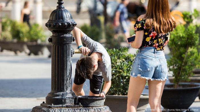 Kostbares Gut: Ein junger Mann erfrischt sich an einem Brunnen in Sevilla. Kostbares Gut: Ein junger Mann erfrischt sich an einem Brunnen in Sevilla.