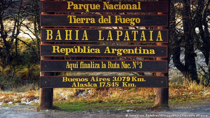 Desde Alaska a Buenos Aires hay 17.848 kilómetros, como indica este cartel en la Bahía Lapataia, Argentina.