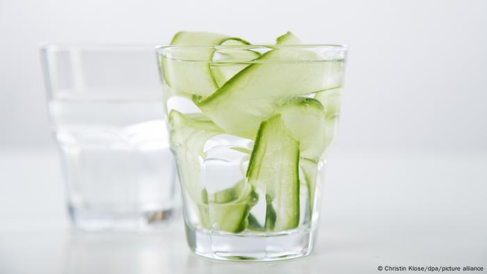 Glas Wasser und Detox-Wasser