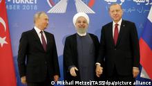 TEHRAN, IRAN - SEPTEMBER 7, 2018: Russia's President Vladimir Putin, Iran's President Hassan Rouhani, and Turkey's President Recep Tayyip Erdogan (L-R) pose ahead of the third trilateral meeting aimed at facilitating peace process in Syria and held at an international congress centre in Tehran. Mikhail Metzel/TASS Foto: Mikhail Metzel/TASS/dpa