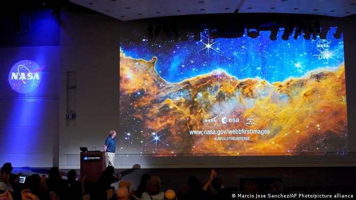 Científico del proyecto del instrumento del infrarrojo medio del JWST, habla delante de una imagen de la nebulosa de Carina, durante una conferencia de prensa en el Laboratorio de Propulsión a Chorro de la NASA.