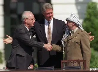 资料图片：1993年阿拉法特和拉宾在奥斯陆签署巴以和平协定