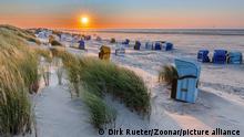 Sonnenuntergang am Strand von Juist, ostfriesische Inseln, Deutschland. Sunset at the beach on Juist, East Frisian Islands, Germany.