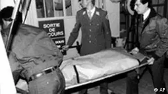 Die schweizer Polizei beim Abtransport der Leiche von Uwe Barschel aus dem Genfer Hotel Beau Rivage am 11.10.1987