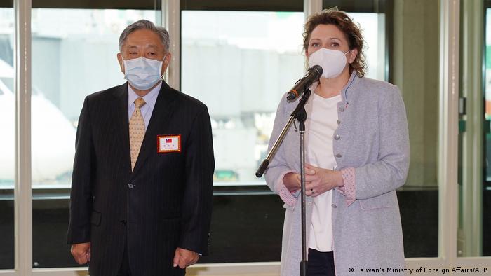 欧洲议会副议长毕尔（右）7月19日抵达台湾访问，台外交部政务次长田中光（左）代表接机