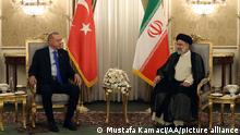 ++++Hinweis: in der mobilen Ausspielung ist im Hochformat NUR Erdogan zu sehen++++++
19.7.2022, Teheran****
TEHRAN, IRAN - JULY 19: Turkish President Recep Tayyip Erdogan meets Iranian President Ebrahim Raisi at Saadabad Palace in Tehran, Iran on July 19, 2022. Mustafa Kamaci / Anadolu Agency