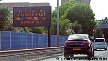 Eine Reisewarnung für Montag und Dienstag wird auf einer Straßeninformationstafel auf der A13 bei Beckton im Osten Londons angezeigt. +++ dpa-Bildfunk +++