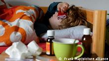 Ein kranker Junge liegt in seinem Bett, aufgenommen am 24.02.2015 in Osterode am Harz. Foto: Frank May/picture alliance (model released) || Modellfreigabe vorhanden