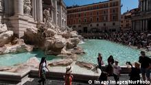 News Bilder des Tages Heatwave In Rome, Italy People crowd the Trevi Fountain square in central Rome, Italy, on July 18, 2022. According to authorities, Italy is suffering of climatic extremes at the beginning of summer. While a historical dry period has been plaguing the northern part of the country, very high temperatures are being registered already at the beginning of the holiday season Rome Italy Italy PUBLICATIONxNOTxINxFRA Copyright: xAndreaxRonchinix originalFilename: ronchini-tourists220718_npYYh.jpg