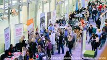 Teilnehmer einer Jobmesse für ukrainische Geflüchtete von der IHK Berlin und der Agentur für Arbeit stehen an Infoständen. Mehr als 50 Unternehmen sind mit Infoständen und Jobangeboten vor Ort. +++ dpa-Bildfunk +++