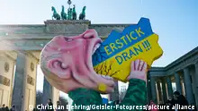Ukraine-Solidaritätsaktion mit der Putin-Plastik von Jaques Tilly Putin verschluckt sich an der Ukraine' vom Düsseldorfer Karneval vor dem Brandenburger Tor und vor der Russischen Botschaft. Berlin, 12.03.2022