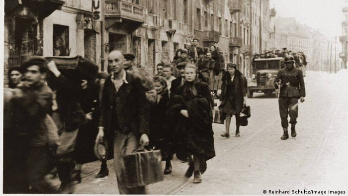 1943年，大批隔离区的犹太人被送往特布林卡集中营。
