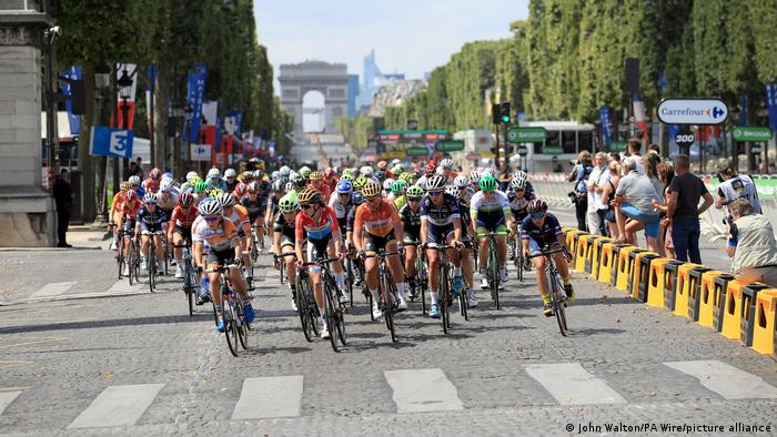 Das Peloton des Rennens La Course 2016 auf den Pariser Champs-Elysées (Foto: John Walton/PA Wire/picture alliance)