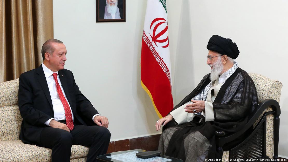 Türkiye Cumhurbaşkanı Erdoğan, 2017 tarihli Tahran ziyareti esnasında Hamaney'le karşılıklı olarak oturuyor 