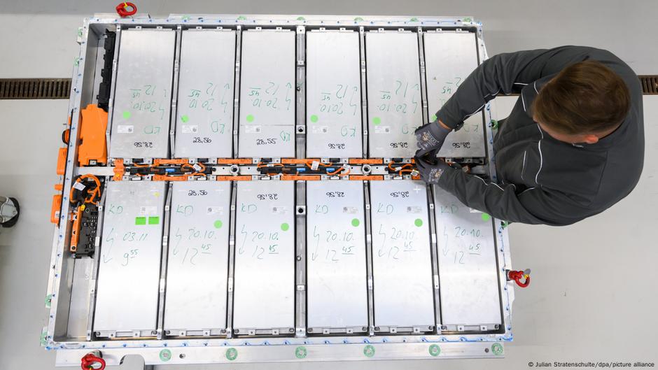 Radnik uklanja module baterija iz električnog automobila u procesu reciklaže u fabrici Folksvagena u Zalcgiteru