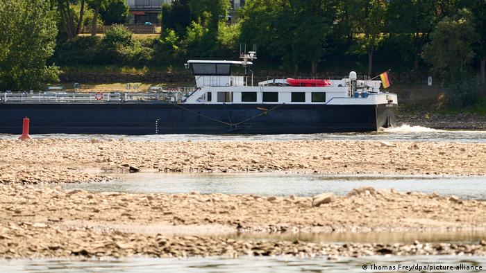 Ein Frachtschiff passiert bei Bendorf am Mittelrhein bei Niedrigwasser eine Sandbank 