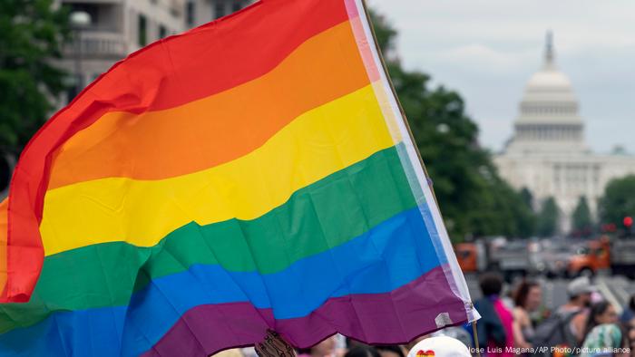 Manifestação pró-direitros LGBTQ diante do Capitólio, em Washington