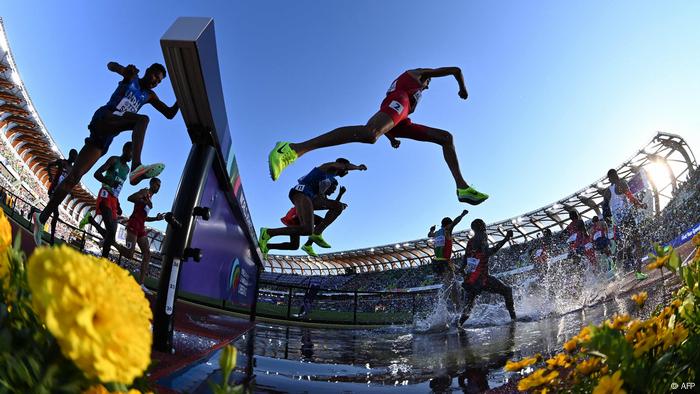Corredores de la prueba de obstáculos de 3000 metros pasan el foso de agua en el XVIII Campeonato Mundial de Atletismo que se celebra en Eugene, ciudad del estado de Oregón, Estados Unidos. El evento, que empezó el 15, concluye este domingo 24 de julio.