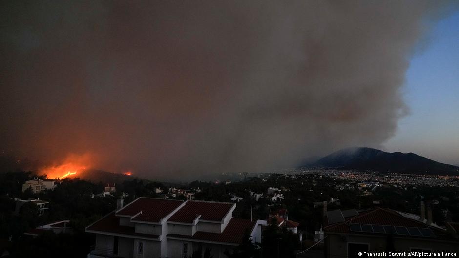 Greece: Hundreds evacuated as fire engulfs Athens suburbs | News | DW - Vimarsana News