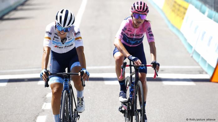 Elisa Longo Borghini en Anime Van Floten trainen naast elkaar