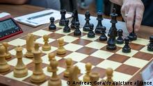 Eine Hand zieht eine Figur über das Schachbrett beim Werner-Ott-Open des Kreuzberger Sommers im Schachclub Berlin Kreuzberg. Am 20.07.2022 findet der Internationale Tag des Schachs statt.
