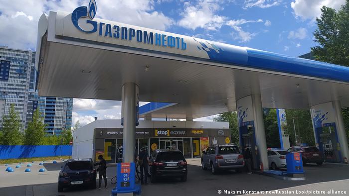 Hier wir noch Diesel aus russischer Produktion gezapft: Tankstelle in St. Petersburg