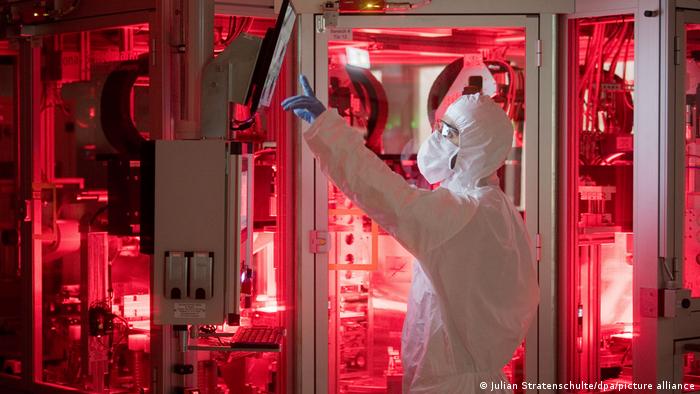 Deutschland Salzgitter | Produktion von Batteriezellen für Elektroautos im VW-Werk
