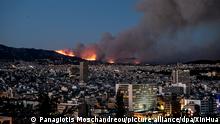 Rauch steigt von einem Feuer auf einem Berg in den nördlichen Vororten von Athen auf. In Griechenland wurden Hunderte von Menschen aufgefordert, ihre Häuser zu verlassen, nachdem nordöstlich von Athen ein großer Waldbrand ausgebrochen war, der durch starken Wind angefacht wurde. Nach Angaben der Feuerwehr waren elfLöschflugzeuge und fünf Hubschrauber im Einsatz, um ein Übergreifen der Flammen auf bewohnte Gebiete an den Hängen des Berges Penteli, etwa 25 Kilometer nordöstlich der Hauptstadt, zu verhindern. +++ dpa-Bildfunk +++