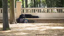 Ein Obdachloser schlaeft auf einen Bank beim Tiergarten in Berlin am 25. Juli 2019. Auf einer Tasche steht Das Leben ist die Summe aller deiner Entscheidungen . Armut in Berlin *** A homeless person sleeps on a bench at the Tiergarten in Berlin on 25 July 2019 A bag says Life is the sum of all your decisions Poverty in Berlin 