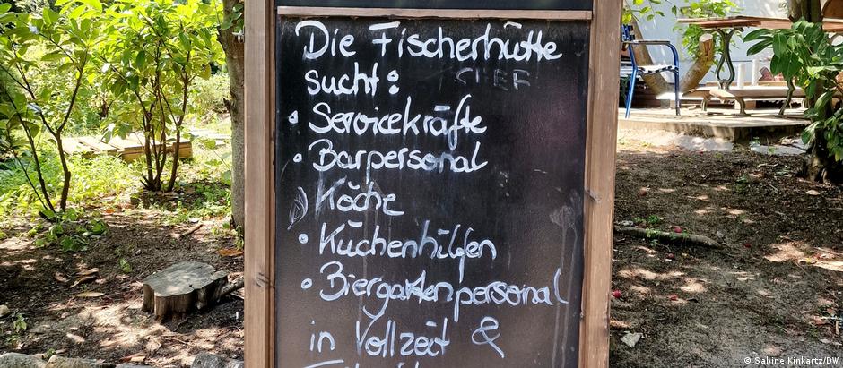 Serviço de mesa e bar, cozinheiros, ajudantes: em vez de menu, restaurante de Berlim lista o pessoal de que precisa