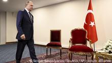 19.07.2022
Russian President Vladimir Putin walks to greet Turkish President Recep Tayyip Erdogan prior to their talks at the Saadabad palace, in Tehran, Iran, Tuesday, July 19, 2022. (Sergei Savostyanov, Sputnik, Kremlin Pool Photo via AP)