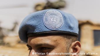 Gros plan sur le béret bleu d'un soldat de la Minusma à Gao
