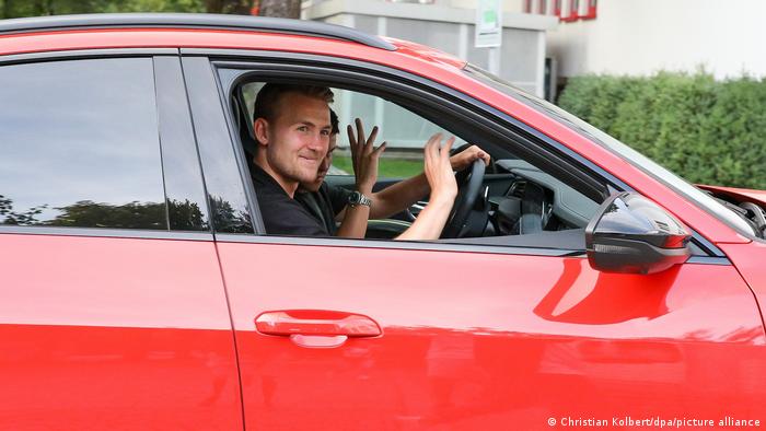 Matthijs de Ligt arrives at the Säbener Straße in a car