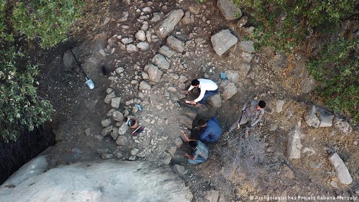 Excavación de la muralla del recinto a la entrada del Valle de Rabana.