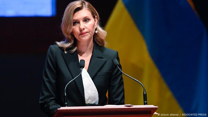 Olena Selenska vor einer ukrainischen Flagge Olena Selenska vor einer ukrainischen Flagge