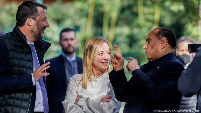 Silvio Berlusconi sottolinea come Matteo Salvini e Giorgia Meloni guardano alla fine di un incontro politico a Roma, Italia