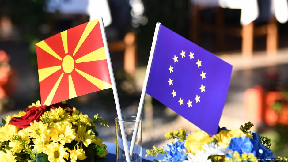 U stvarnosti još uvek nisu zajedno: zastave Makedonije i EU