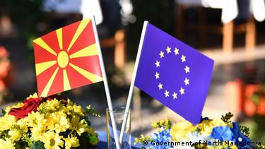Знамиња на Северна Македонија и ЕУ