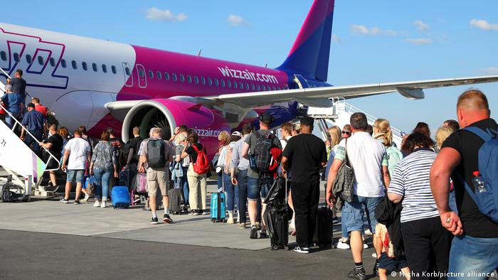 In Vilnius steigen Passagiere ins Flugzeug 