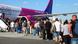 Vilnius Flughafen Passagiere steigen ins Flugzeug Vilnius Flughafen Passagiere steigen ins Flugzeug