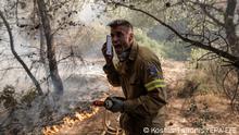 epaselect epa10081336 Firefighter Panagiotis Haratsis, 35, operates during a wildfire at the north-east suburb of Pallini, near Athens Greece, 20 July 2022. Raging wildfires continued to burn throughout the night and into the early morning hours on 20 July in the northeast suburbs of Athens, with firefighters and civil protection services engaged in a desperate battle to control flames that were fanned by gale-force winds with high speed, intensity and constantly changing direction. The Hellenic Police have carried out 600 evacuations of citizens to safe locations. Three planes and five helicopters joined the battle, alongside 485 firefighters, 120 fire engines and 28 ground teams operating below, assisted by volunteer fire fighters, local authority water tanker trucks and heavy machinery. EPA-EFE/KOSTAS TSIRONIS
Bild samt Copyright und Nutzungsfreigabe geliefert durch Anne Olf (EPA) für DW/Bettina Marx. 