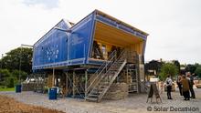 RoofKIT, Haus und Studierendenteam, von der Pressestelle des Solar Decathlons Europe 2021/2
Vereinshaus Kolkwitz beim Bau und fertiggestellt
sowie das „Spendergebäude“ in Cottbus, woher die Platten stammen, Aufnahmen Prof. Angelika Mettke
